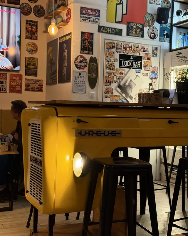Żółta maska ciągnika Ursus C-330 przerobiona na bar, z hokerami