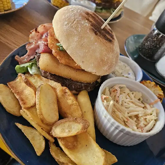 Burger z colesławem